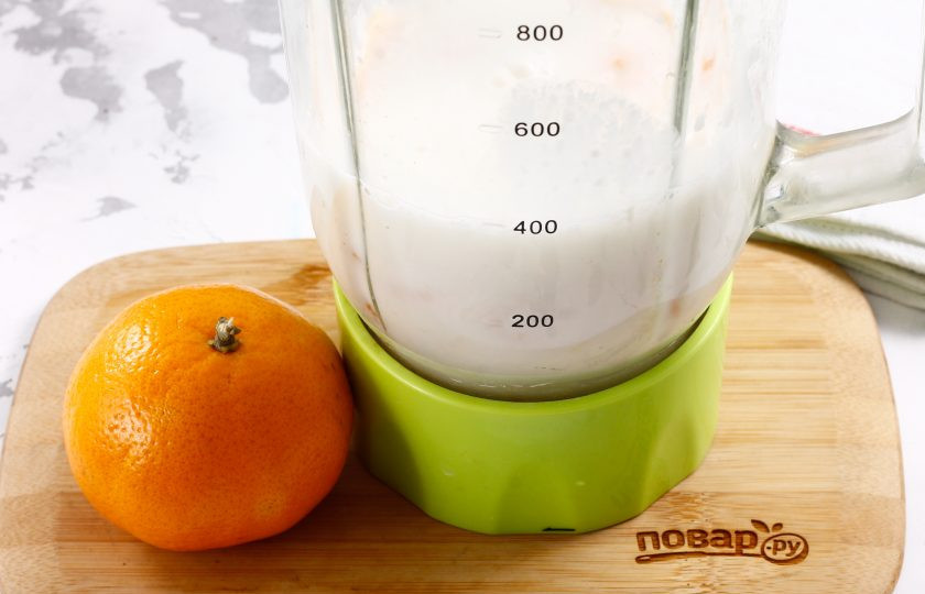 1. Этап. Молочный коктейль с мандаринами: Влейте молоко любой жирности и куриный белок.