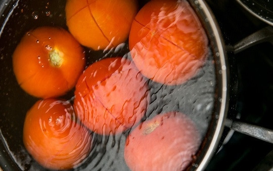 1. Этап. Кальмары с рисом: 1. Первым делом вымойте помидоры и сделайте надрезы небольшие острым ножом. Залейте их кипятком и оставьте буквально на минуту. После воду слейте, помидоры остудите и очистите от кожицы.