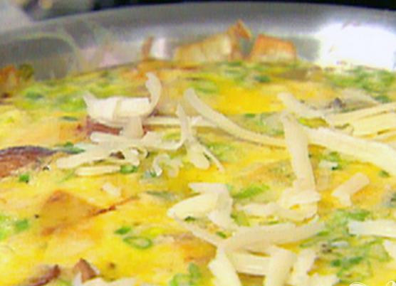 1. Этап. Омлет для двоих: 4. Сковородку с картофелем и луком залить яичной смесью и поставить на 15-20 минут в духовку, разогретую до температуры 180-190 градусов. Когда омлет пропечется до самого центра, его тут же следует подавать на стол.