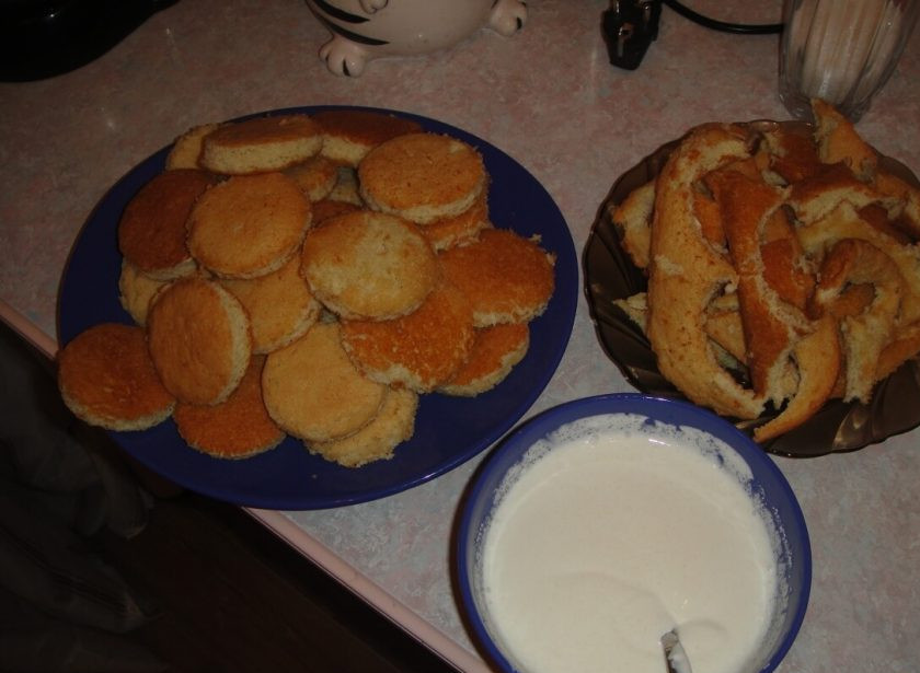 1. Этап. Торт Черепаха со сметаной: 8. Сложите кружочки в тарелку, соберите остатки бисквита и переложите их отдельно. Сметану смешайте с оставшимся сахаром и взбейте.