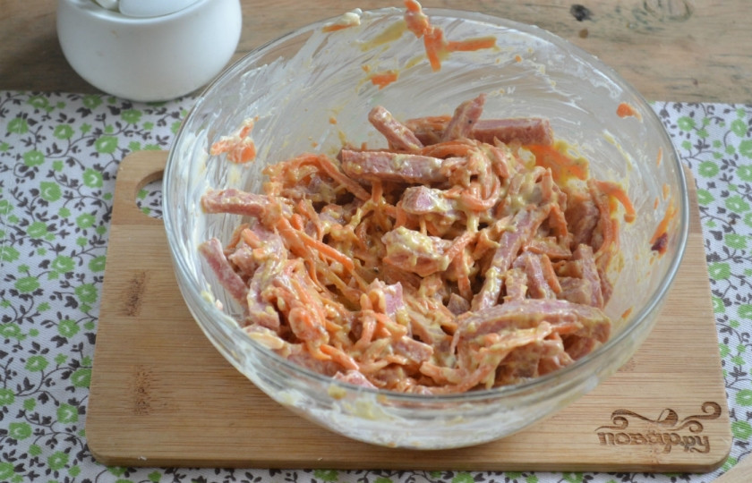 1. Этап. Салат с морковкой и колбасой: Заправьте майонезом и хорошенько перемешайте ингредиенты.