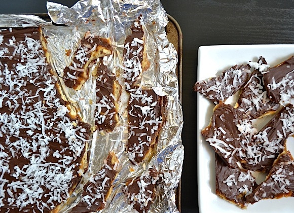 1. Этап. Десерт из крекеров с шоколадом: 10. Оставьте противень при комнатной температуре до застывания всей массы, а при необходимости отправьте в холодильник.