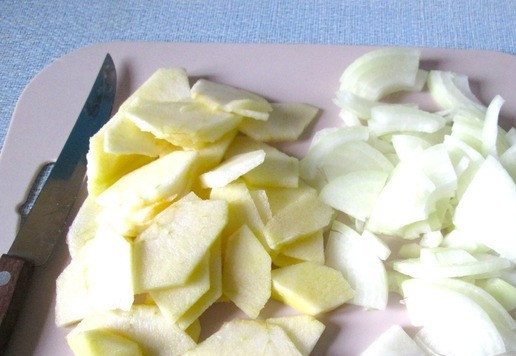 1. Этап. Салат с куриной печенью под брусничным соусом: Яблоко вымыть, очистить, удалить сердцевину и нарезать пластинами. Лук очистить и нарезать полукольцами или четвертинками.