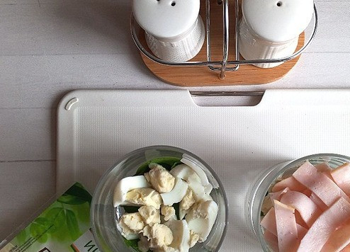 1. Этап. Салат-коктейль с ветчиной: Третий слой: ветчина, нарезанная на тонкие полоски.