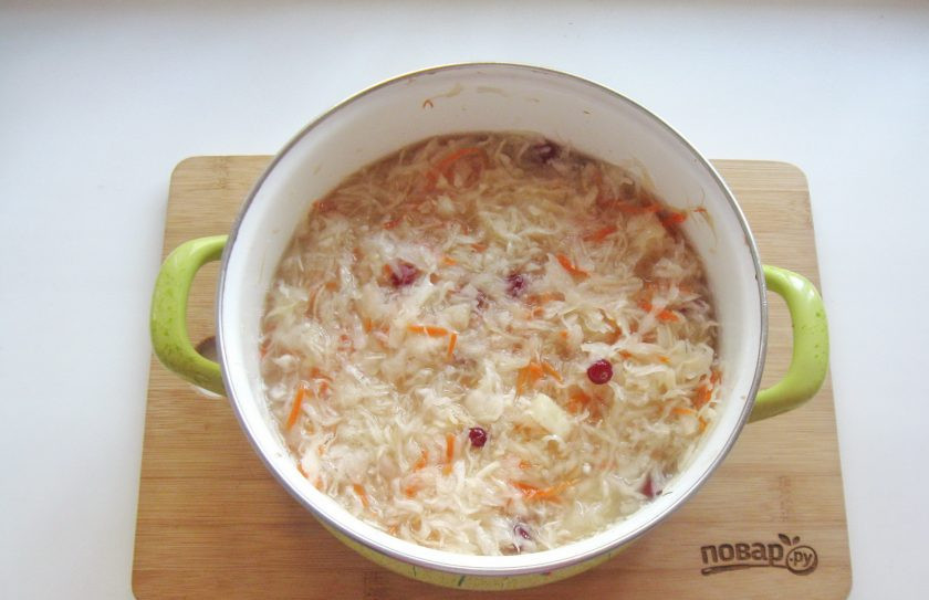 1. Этап. Квашеная капуста с брусникой: Через три дня добавьте в капусту сахар. Мне хватает половины стакана, но это дело вкуса. Перемешайте квашеную капусту с сахаром и отправьте в холод. Все, капуста готова.