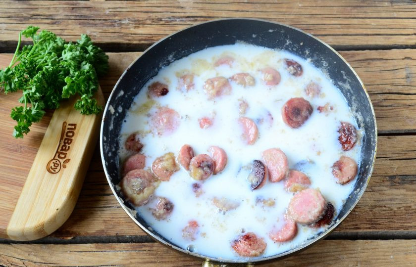 1. Этап. Хот-дог в луковых колечках: Затем влейте молоко и варите массу, постоянно помешивая, несколько минут.