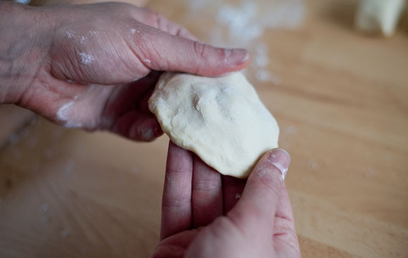 1. Этап. Пастель-де-Ната: 10. Каждый кусочек теста аккуратно растяните руками.