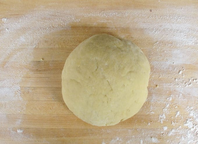 1. Этап. Бабка с корицей: 5. После этого замешайте тесто уже руками на присыпанной мукой поверхности. Теперь тесто оставьте на 1,5 часа при комнатной температуре под полотенцем.