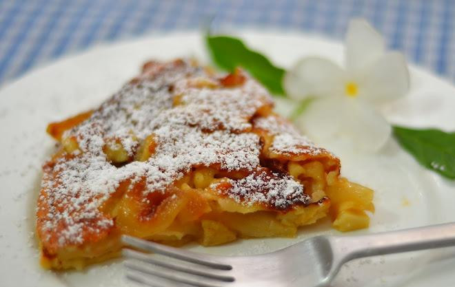 1. Этап. Немецкий яблочный панкейк: Готовый панкейк режем треугольниками, посыпаем сахарной пудрой и подаем к столу. Приятного аппетита!