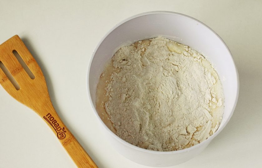 1. Этап. Блины Тающие во рту: Продолжая взбивать добавьте муку.