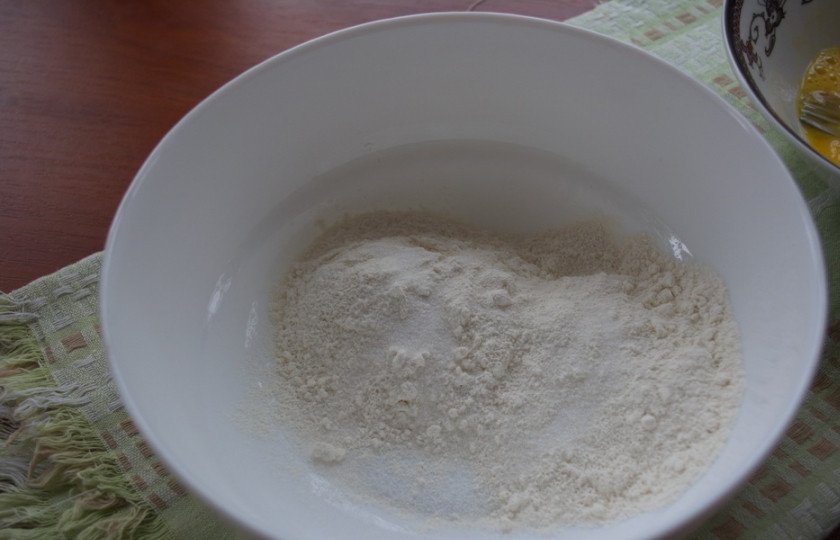 1. Этап. Суп затирка с мясом: В миску просеять 1 стакан муки.