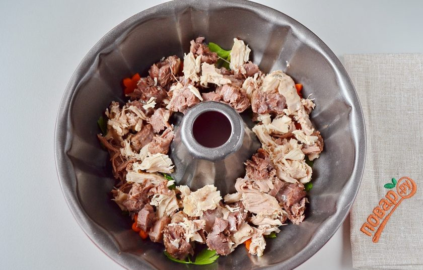 1. Этап. Домашний холодец из говядины и курицы: Сверху кусочки говядины и курицы.