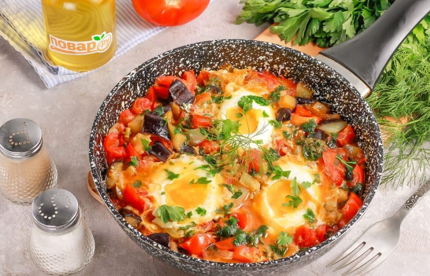 1. Этап. Шакшука с баклажанами и лимонной цедрой: Подайте красочную шакшуку с баклажанами к столу горячей. Не забудьте про хлеб, лаваш, лепешки и т.д.