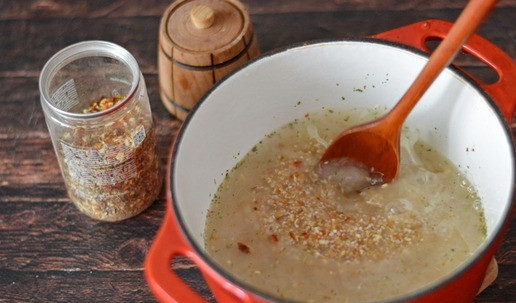 1. Этап. Дроблёная полба с морковью и луком: Тщательно размешайте содержимое казанка и поставьте на огонь. Как только полба закипит, огонь сделайте потише, лучше совсем маленькй. Варите полбяную кашу под крышкой, периодически помешивая, чтобы она не подгорела.