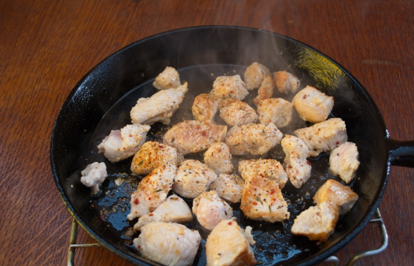 1. Этап. Рагу из баклажан с мясом: На разогретой сковороде с добавлением масла обжарьте мясо со всех сторон. Не кладем специи. Специи выгоняют влагу из мяса. Будем солить после обжарки.