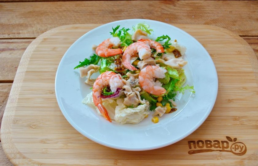 1. Этап. Салат из кальмаров и креветок: Отварные креветки очистите и выложите на салат. Очень эффектно будет смотреться, если хвостики креветок оставить целыми. Очистите 2-3 креветки так, чтоб хвостик остался целым. Такой креветкой можно украсить салат.