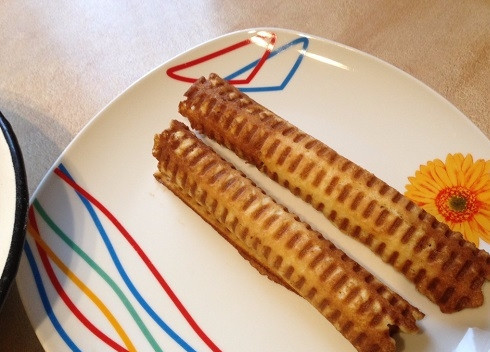 1. Этап. Рецепт вафельного теста для электровафельницы: И сворачиваем вафли в трубочку, пока они горячие.