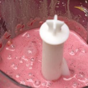 1. Этап. Молочный коктейль с бананом: При помощи блендера превращаем все это в однородную массу.