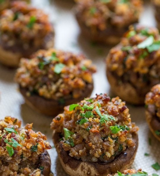 1. Этап. Грибы, фаршированные фаршем и сыром: 7. После запекания подавайте грибы горячими. Приятного аппетита!