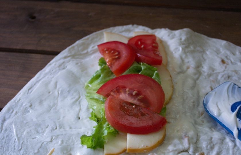 1. Этап. Лаваш с копченым сыром: Помидор нарезать полукольцами. Выложить поверх салата.