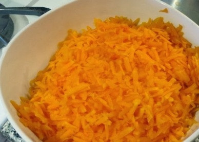 1. Этап. Манты из тыквы: Очистим тыкву от кожуры и семечек, натрем мякоть на крупной терке. Если тыква очень сочная, слегка отжимаем сок.