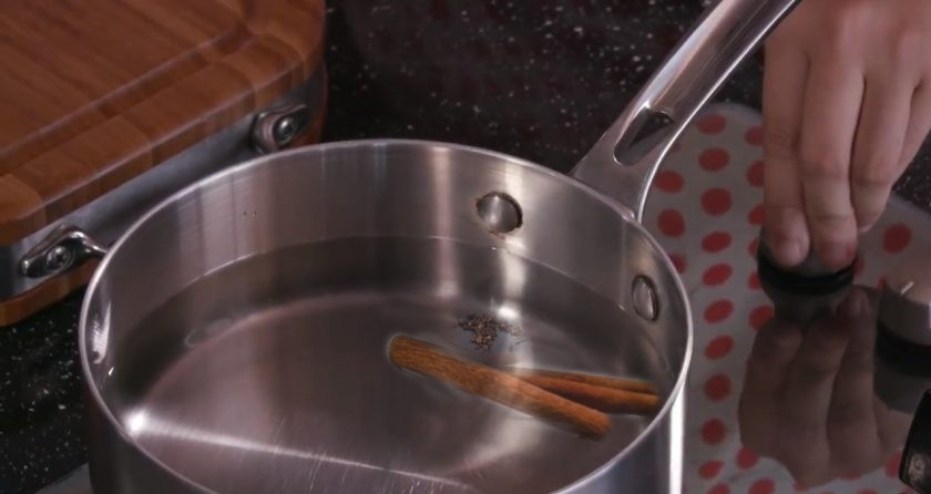 1. Этап. Горячая оранжада: В сотейник влейте воду, отправьте туда корицу, гвоздику. Всыпьте сахар и ставьте сотейник на огонь.