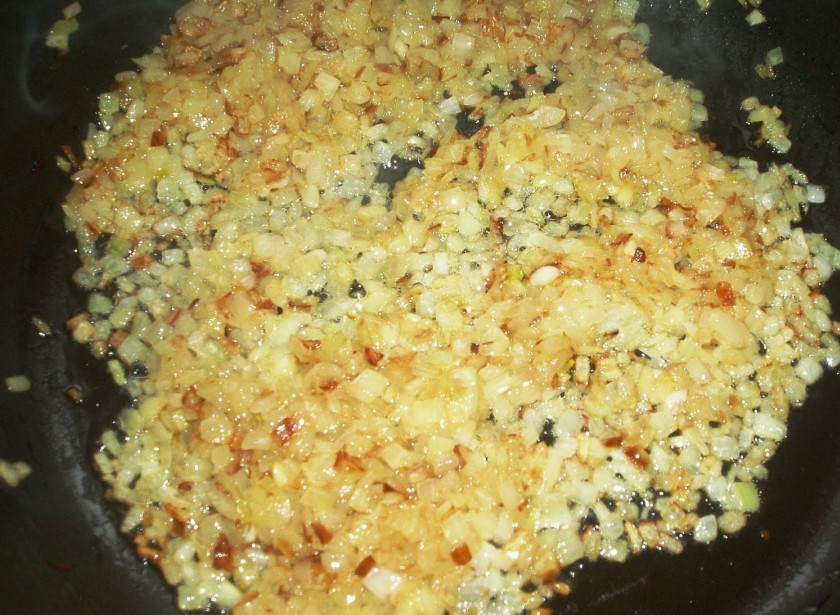 1. Этап. Вареники с квашеной капустой: Перекладываем капусту в тарелку, репчатый лук чистим и нарезаем на кубики, обжариваем его на сковороде до золотистого цвета.