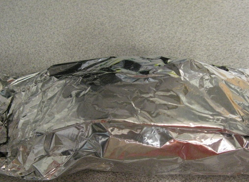 1. Этап. Куриная грудка, фаршированная моцареллой: Сверните фольгу в конвертик, таким образом выпекайте грудку в духовке 35-40 минут при температуре в 200-220 градусов. Готово!