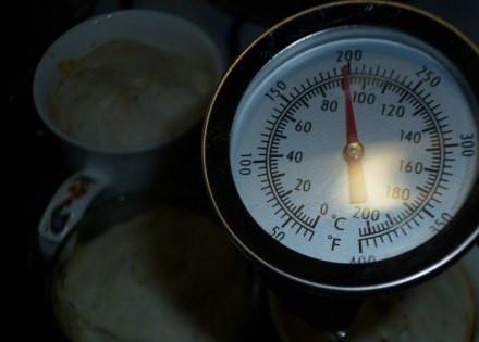 1. Этап. Колбаса в кружке (домашняя, варёная): Поставьте кружки в кастрюлю с теплой водой и накройте крышкой, доведите до кипения и варите 35 минут.