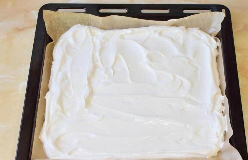 1. Этап. Меренговый рулет с заварным кремом: Готовую меренгу распределите по тефлоновому коврику, постеленному на противне (30*40). Поставьте противень в духовку, предварительно разогретую до 140 градусов, примерно, на 25 минут. Ориентируйтесь по своей духовке.