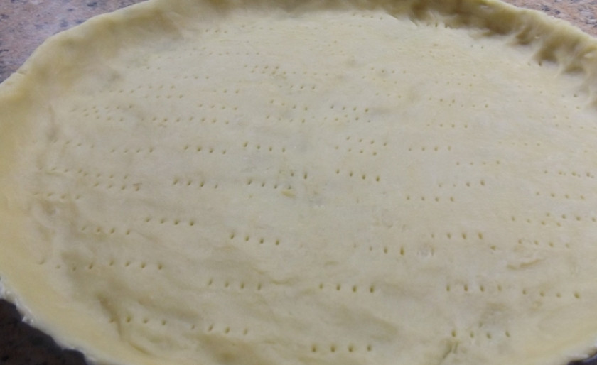 1. Этап. Творожный пирог с хрустящей корочкой: Тонко раскатываем песочное тесто. Выкладываем его в форму для запекания, смазанную сливочным маслом. Прокалываем тесто вилкой и запекаем в духовке 15 минут, температура 180 градусов.