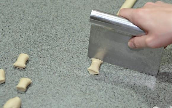 1. Этап. Крендели с корицей: 5. Или разрезать каждый жгут на 12 частей.