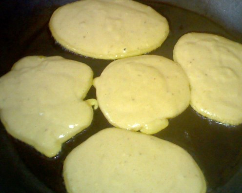 1. Этап. Блинчики на детской смеси: Жарим маленькие блинчики на разогретой с растительным маслом сковороде до румяного красивого цвета.