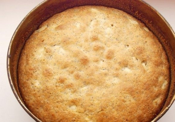 1. Этап. Яблочный маковый пирог: Выпекайте при 180-190 градусах в течение 30-35 минут. Свежий яблочный пирог с маком очень нежный, поэтому пусть остынет в форме минут пять. Приятного чаепития!