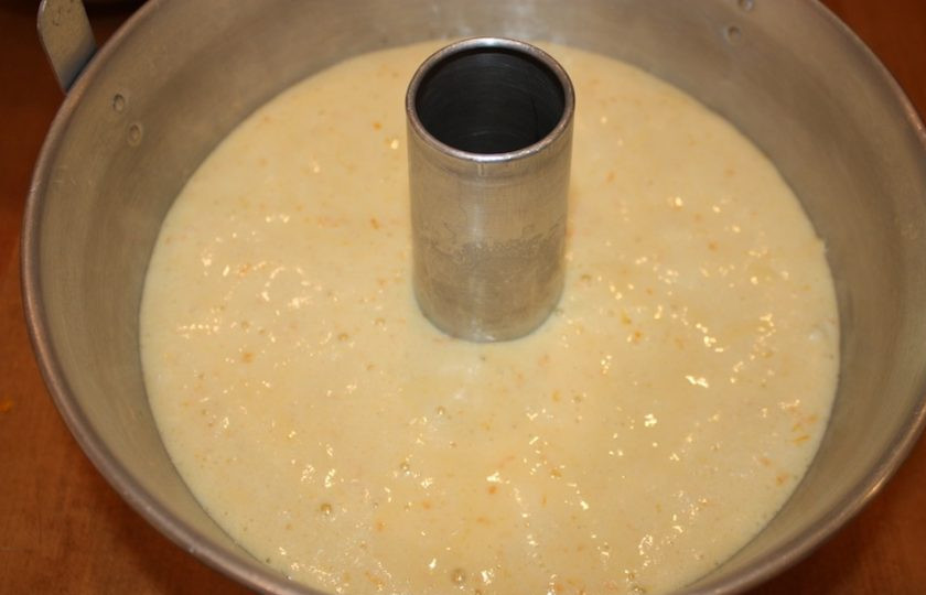 1. Этап. Апельсиновый бисквит: 10. Перелейте тесто в специальную форму для выпечки и выпекайте в разогретом до 160-170 градусов духовом шкафу 45 минут.