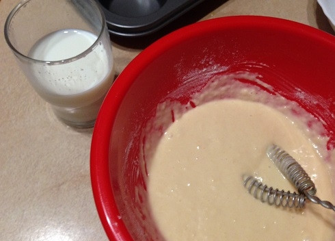 1. Этап. Поповеры с лососем и творогом: 4. Добавим оставшееся молоко и хорошо размешаем. Получаем в итоге тесто, по консистенции как на тонкие блины.