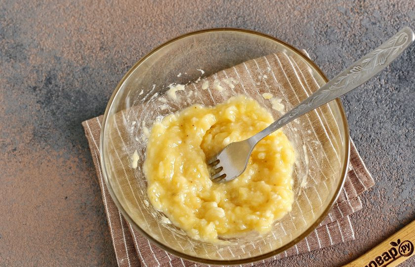 1. Этап. Диетические кексы: Банан разомните хорошо вилкой. Предпочтение отдавайте переспелым плодам.