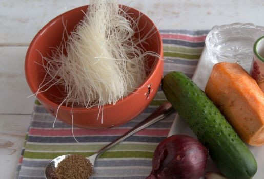 1. Этап. Фунчоза с овощами (классический рецепт): 1. Поскольку фунчозу варить не нужно, то этот салат по праву можно считать блюдом на скорую руку. С морковью и огурцом — классический способ приготовления этой потрясающей рисовой лапши.