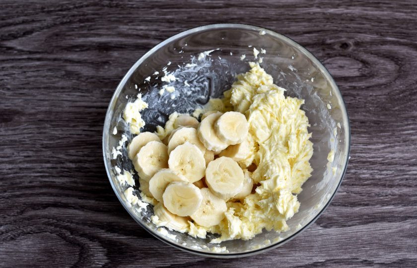 1. Этап. Торт «Экзотик»: Добавьте в крем нарезанный банан и снова взбейте.