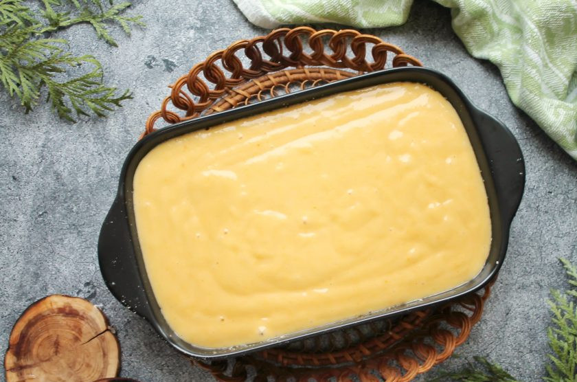 1. Этап. Кекс Мандариновая песня: Форму для выпечки 20 на 14 сантиметров смажьте растительным маслом и обсыпьте панировочными сухарями. Перелейте в нее тесто и разровняйте.