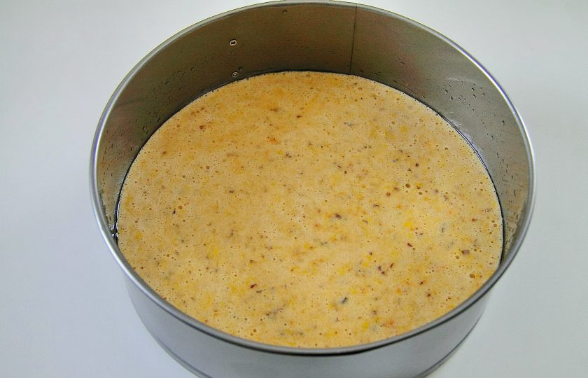 1. Этап. Апельсиновый пирог с орехами: Все хорошо перемешиваем и выливаем тесто в смазанную маслом форму для выпечки. У меня форма диаметром 22 см, если у вас больше, то количество ингредиентов лучше увеличить в два раза.