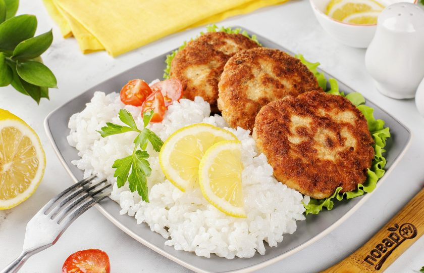 1. Этап. Котлеты из горбуши с лимоном и рисом: Готовый рис и котлеты разложите по тарелкам, украсив дольками лимона. По желанию блюдо можно дополнить свежими овощами и зеленью. Приятного аппетита!