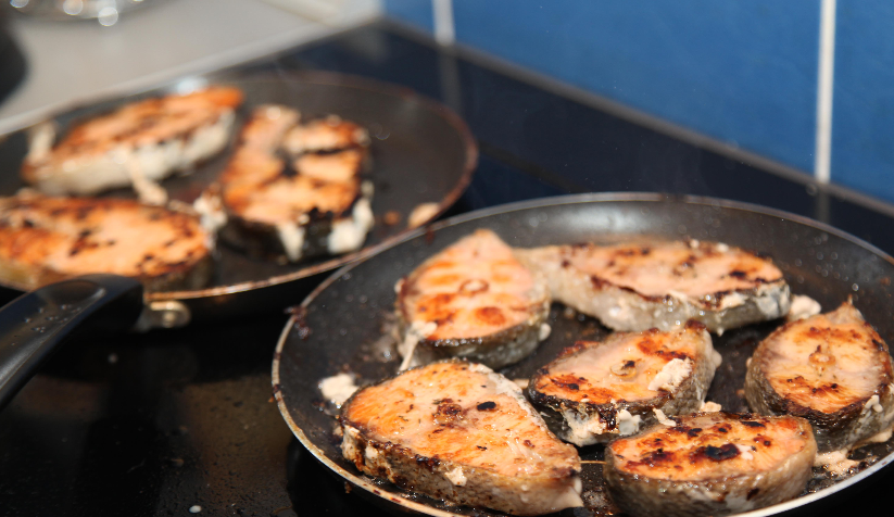 1. Этап. Горбуша в сливочно-чесночном соусе: Готовьте до золотистой корочки.