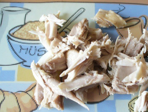 1. Этап. Суп из кольраби с курицей: Отправляем овощи в бульон, всё варим до готовности. Потом куриное отварное мясо нарезаем кусочками.