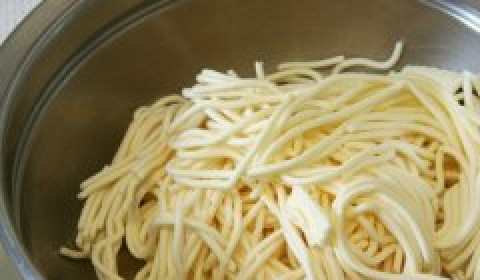 1. Этап. Сыр с чесноком и майонезом: Плавленые сырки минут на 10 положить в морозилку. Выбрать, разрезать на 8 частей, продавить через чесночницу.