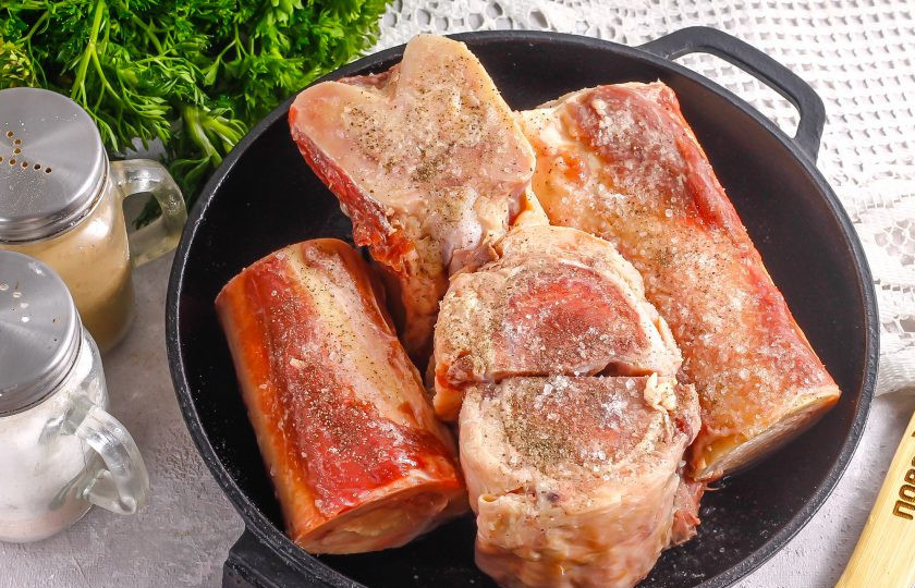 1. Этап. Запеченные мозговые косточки: Посолите и поперчите их со всех сторон. По желанию можете добавить и другие специи или пряности, но не крупного помола и не свежую зелень — они подгорят при запекании.