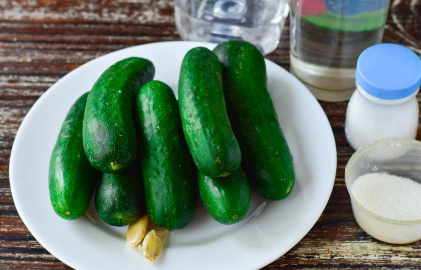 1. Этап. Кисло-сладкие маринованные огурцы: Подготовьте ингредиенты.