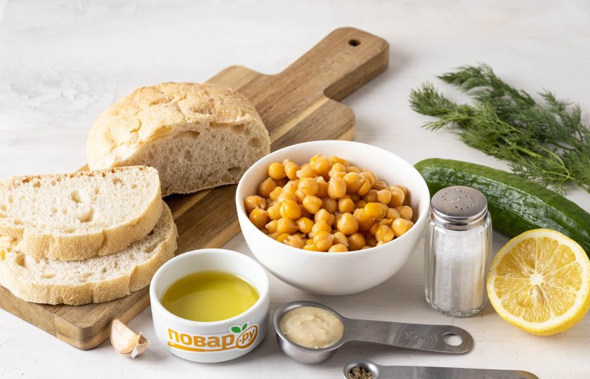 1. Этап. Бутерброды с хумусом: Подготовьте все ингредиенты.