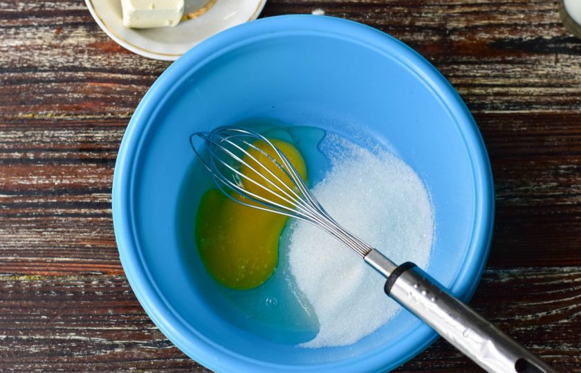 1. Этап. Печенье Королевское: В миску вбейте куриное яйцо и добавьте сахар.