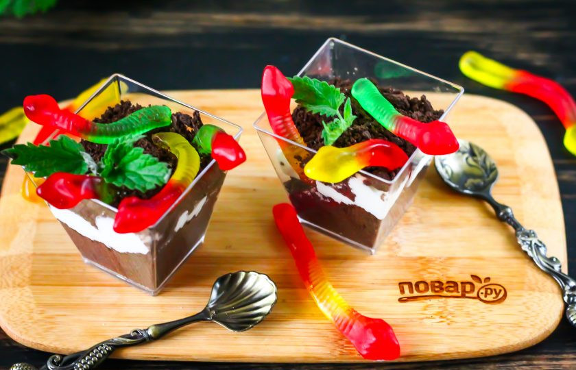 1. Этап. Десерт с червями и Орео на Хэллоуин: Извлекая из холодильника, украсьте их свежей мятой и подайте к столу с десертными ложечками.